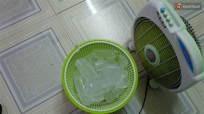 Đứng trong chậu nước nấu ăn, tự chế quạt phun nước... là cách SV ở trọ đối phó với cái nóng như lò thiêu ở Sài Gòn - Ảnh 15.