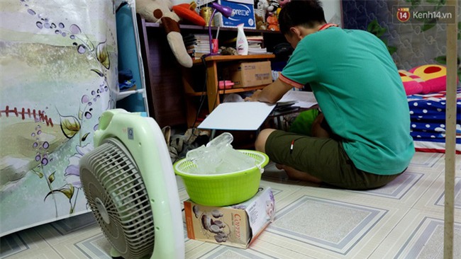Đứng trong chậu nước nấu ăn, tự chế quạt phun nước... là cách SV ở trọ đối phó với cái nóng như lò thiêu ở Sài Gòn - Ảnh 16.