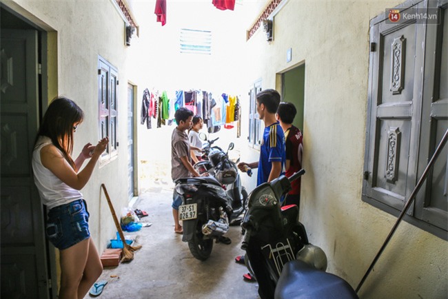 Đứng trong chậu nước nấu ăn, tự chế quạt phun nước... là cách SV ở trọ đối phó với cái nóng như lò thiêu ở Sài Gòn - Ảnh 2.