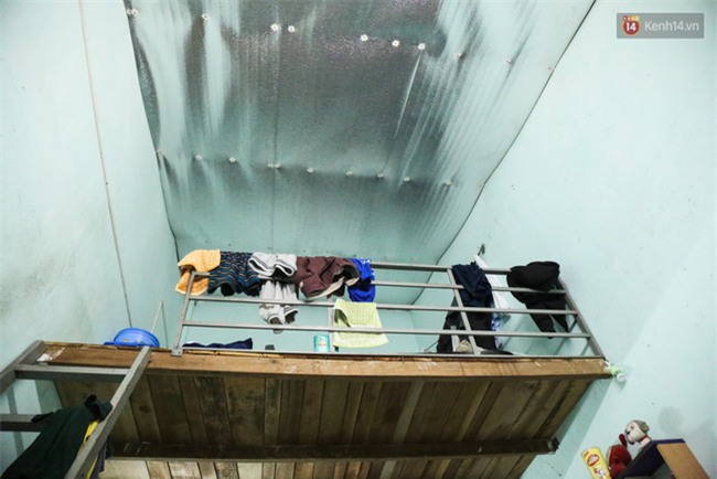 Đứng trong chậu nước nấu ăn, tự chế quạt phun nước... là cách SV ở trọ đối phó với cái nóng như lò thiêu ở Sài Gòn - Ảnh 4.