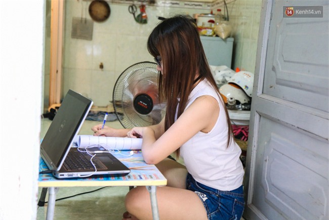 Đứng trong chậu nước nấu ăn, tự chế quạt phun nước... là cách SV ở trọ đối phó với cái nóng như lò thiêu ở Sài Gòn - Ảnh 7.