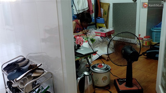 Đứng trong chậu nước nấu ăn, tự chế quạt phun nước... là cách SV ở trọ đối phó với cái nóng như lò thiêu ở Sài Gòn - Ảnh 8.