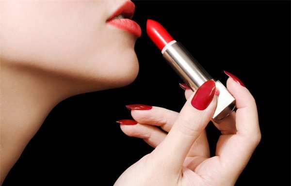 1 MC nhiễm chì vì thường xuyên tô son đậm - Ảnh 1.