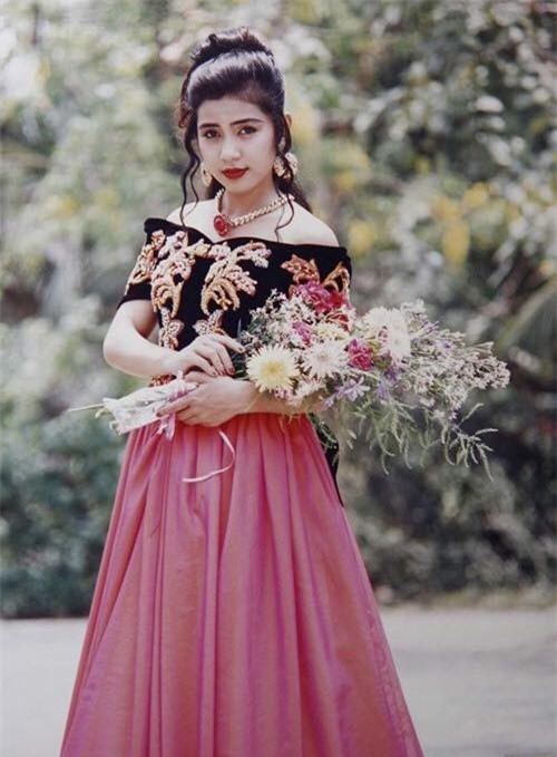 Thời đó, nếu như Diễm Hương, Thu Hà gây ấn tượng bởi nét đẹp dịu dàng, nhu mì thì Việt Trinh nổi bật nhờ sự sắc sảo, quyến rũ. Không chuộng những mẫu váy gợi cảm hay kiệm vải, mốt chụp ảnh khi xưa là gắn liền những trang phục cầu kỳ, cổ điển.