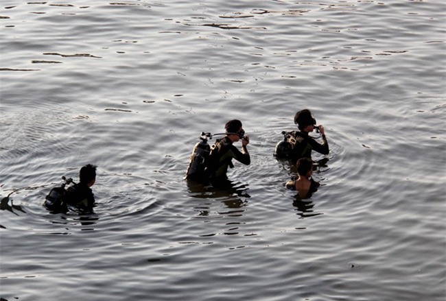 Tai nan hy huu o Sai Gon: 2 thanh nien chay xe may bi roi xuong kenh hinh anh 2