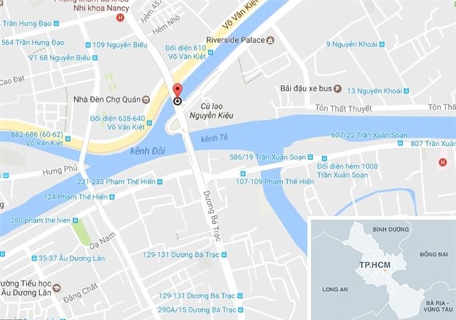 Tai nan hy huu o Sai Gon: 2 thanh nien chay xe may bi roi xuong kenh hinh anh 3