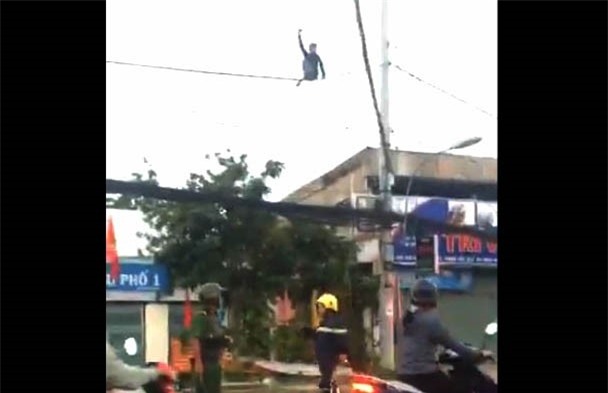 Thanh nien nghi ngao da du minh tren day dien o Sai Gon hinh anh 1