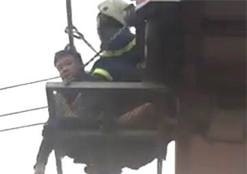 Thanh nien nghi ngao da du minh tren day dien o Sai Gon hinh anh 2