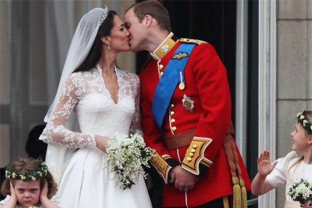 Hoàng tử nhí George và công chúa Charlotte háo hức làm phù dâu phù rể trong đám cưới hoàng gia - Ảnh 9.