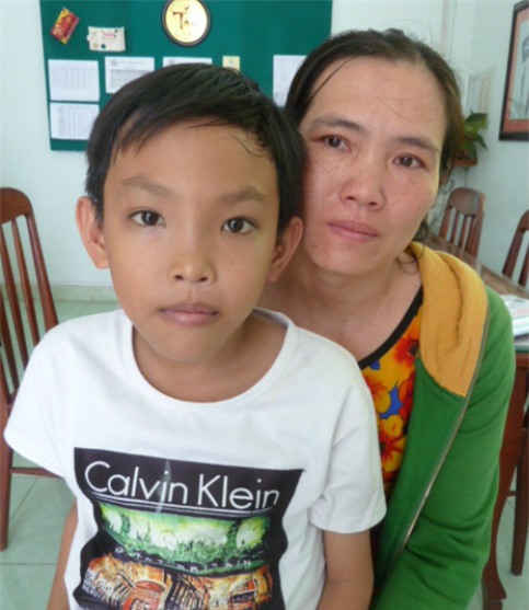 be trai 10 tuoi gianh lai su song nho 'xe' 1/4 la gan cua nguoi me - 1