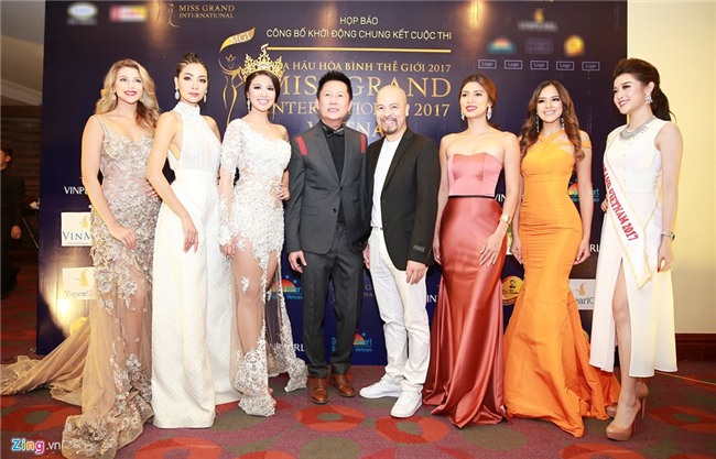 Huyen My noi bat ben dan nguoi dep Hoa hau Hoa binh The gioi o hop bao hinh anh 1