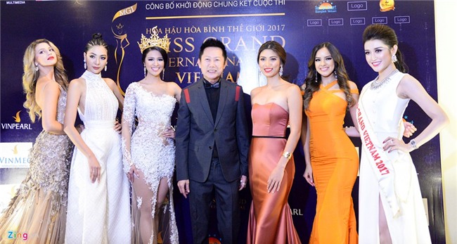 Huyen My noi bat ben dan nguoi dep Hoa hau Hoa binh The gioi o hop bao hinh anh 2