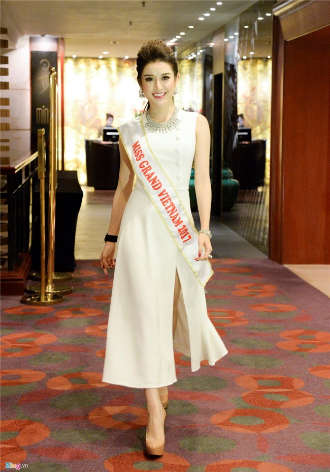 Huyen My noi bat ben dan nguoi dep Hoa hau Hoa binh The gioi o hop bao hinh anh 3