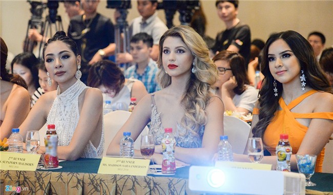 Huyen My noi bat ben dan nguoi dep Hoa hau Hoa binh The gioi o hop bao hinh anh 4