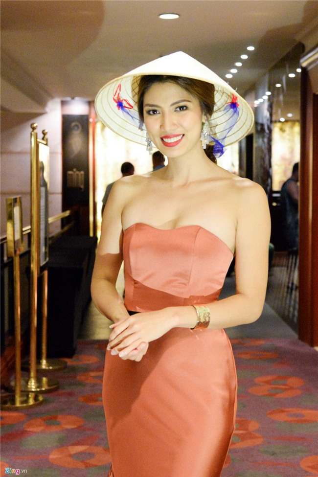 Huyen My noi bat ben dan nguoi dep Hoa hau Hoa binh The gioi o hop bao hinh anh 7