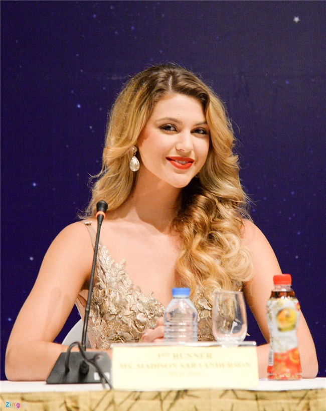 Huyen My noi bat ben dan nguoi dep Hoa hau Hoa binh The gioi o hop bao hinh anh 8