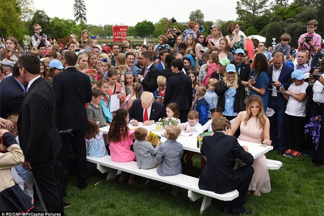 Video: Đệ nhất phu nhân Mỹ Melania nhắc chồng đặt tay lên ngực khi chào cờ - Ảnh 10.