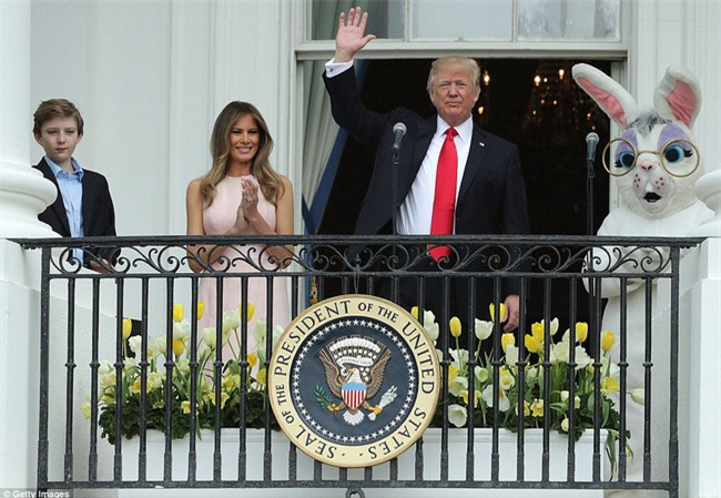 Video: Đệ nhất phu nhân Mỹ Melania nhắc chồng đặt tay lên ngực khi chào cờ - Ảnh 4.