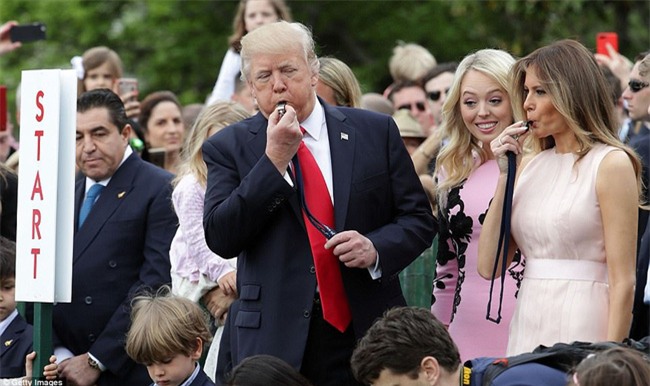 Video: Đệ nhất phu nhân Mỹ Melania nhắc chồng đặt tay lên ngực khi chào cờ - Ảnh 7.