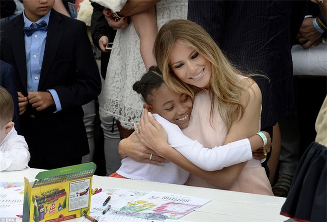 Video: Đệ nhất phu nhân Mỹ Melania nhắc chồng đặt tay lên ngực khi chào cờ - Ảnh 8.