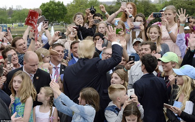 Video: Đệ nhất phu nhân Mỹ Melania nhắc chồng đặt tay lên ngực khi chào cờ - Ảnh 9.