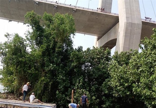 Vo ngat xiu khi chung kien chong nhay cau Can Tho tu tu hinh anh 1