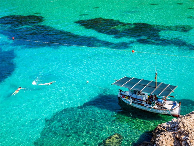 5 bãi biển đẹp tựa thiên đường với chi phí hợp lý của châu Âu - Ảnh 1.