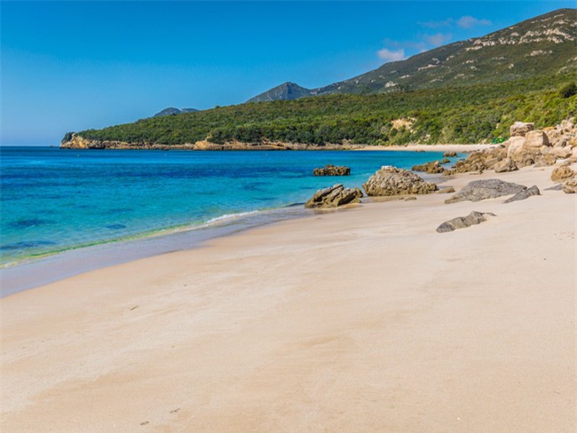 5 bãi biển đẹp tựa thiên đường với chi phí hợp lý của châu Âu - Ảnh 4.