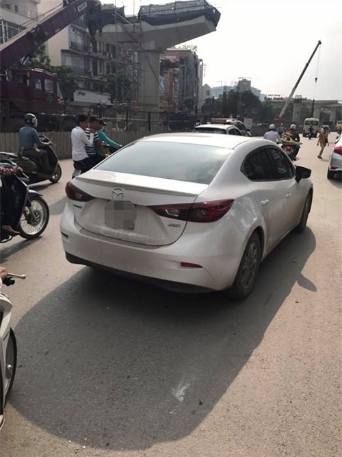 va cham giao thong, nam tai xe di o to bat den khong duoc lien vut chia khoa cua nguoi phu nu di xe may - 1
