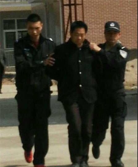 Giáo viên tiểu học ngoài 50 tuổi bị bắt vì lạm dụng tình dục nữ sinh ngay trong trường học - Ảnh 1.