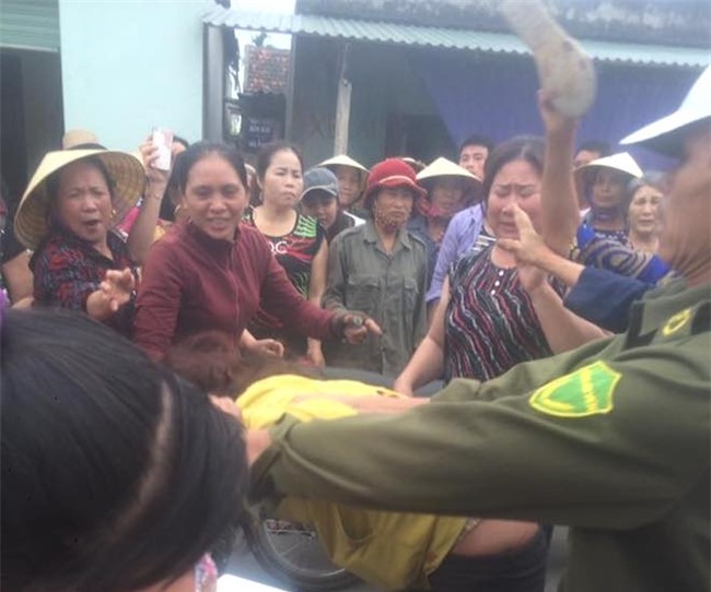Video: Người phụ nữ bị dân làng vây bắt vì nghi vào nhà người lạ thôi miên, lừa đảo - Ảnh 4.