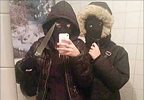 Hai cô gái chụp chung một hình ảnh selfie trước khi thực hiện một vụ cướp ở nhà hàng tại Thụy Điển. Cảnh sát sau đó đã dựa vào hình ảnh được chia sẻ này trên mạng xã hội lần ra danh tính và bắt giữ hai cô gái này.