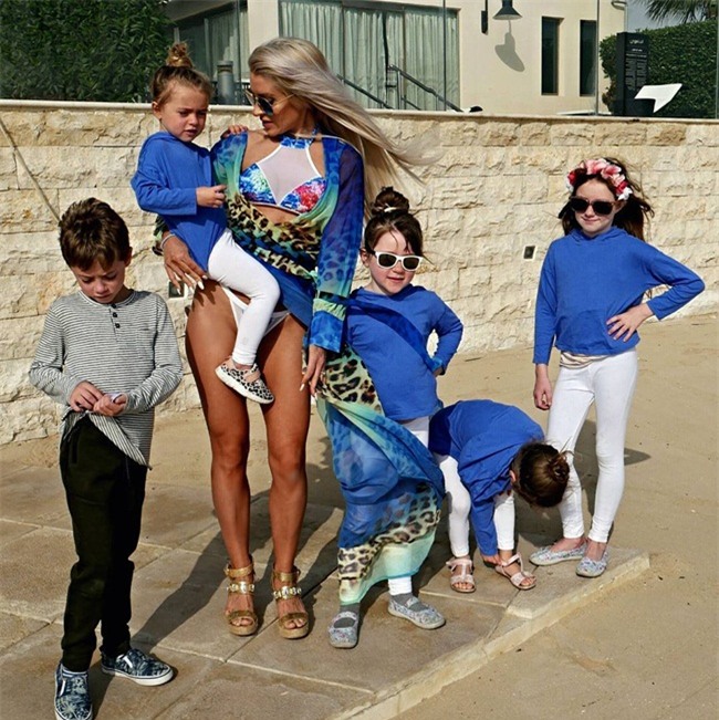 nguòi phụ nũ 5 con gay sóc vói nhan sác chảng khác gì gái 20 hinh anh 1