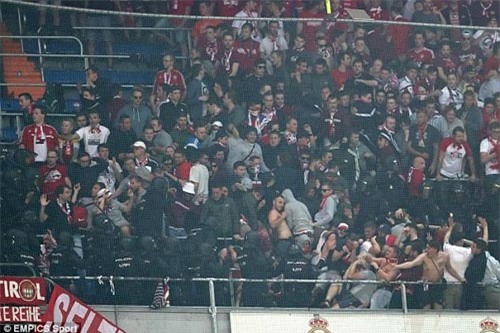 Fan Bayern bị đánh bể đầu, fan Real ăn mừng như vô địch - 3