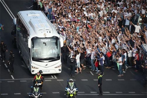 Fan Bayern bị đánh bể đầu, fan Real ăn mừng như vô địch - 4