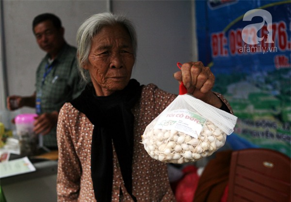2 ngàn đồng/hạt gia vị, gần 1 triệu đồng/kg tỏi vẫn khiến hàng trăm người dân Hà Nội lùng mua - Ảnh 1.