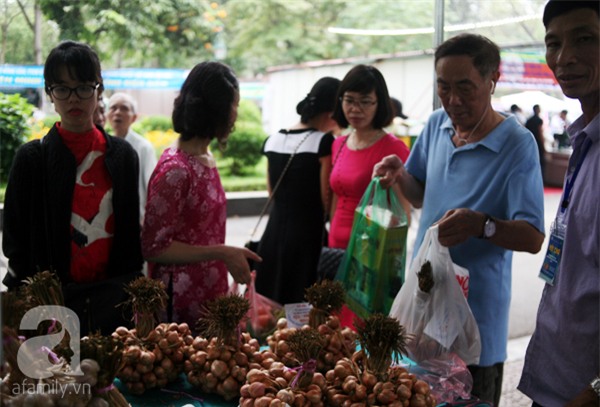 2 ngàn đồng/hạt gia vị, gần 1 triệu đồng/kg tỏi vẫn khiến hàng trăm người dân Hà Nội lùng mua - Ảnh 10.