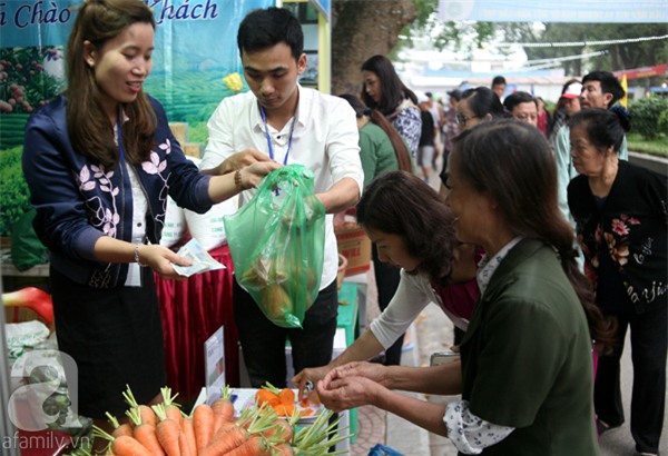 2 ngàn đồng/hạt gia vị, gần 1 triệu đồng/kg tỏi vẫn khiến hàng trăm người dân Hà Nội lùng mua - Ảnh 12.