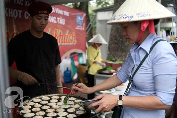 2 ngàn đồng/hạt gia vị, gần 1 triệu đồng/kg tỏi vẫn khiến hàng trăm người dân Hà Nội lùng mua - Ảnh 13.