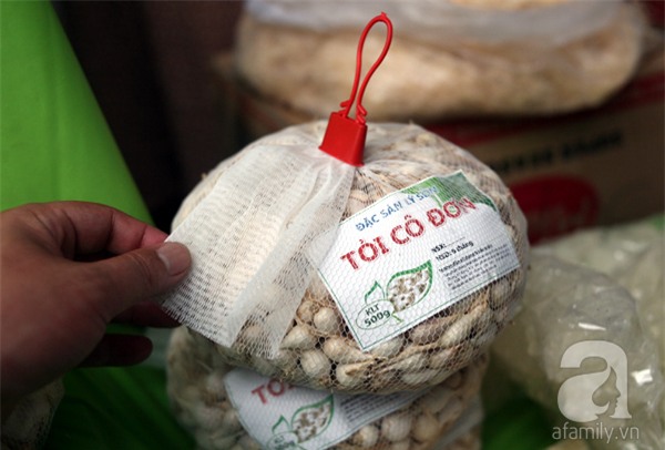 2 ngàn đồng/hạt gia vị, gần 1 triệu đồng/kg tỏi vẫn khiến hàng trăm người dân Hà Nội lùng mua - Ảnh 2.