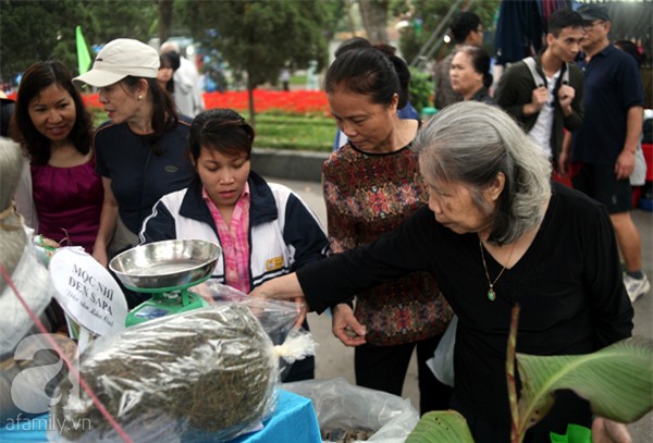 2 ngàn đồng/hạt gia vị, gần 1 triệu đồng/kg tỏi vẫn khiến hàng trăm người dân Hà Nội lùng mua - Ảnh 6.