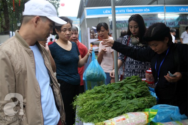 2 ngàn đồng/hạt gia vị, gần 1 triệu đồng/kg tỏi vẫn khiến hàng trăm người dân Hà Nội lùng mua - Ảnh 9.