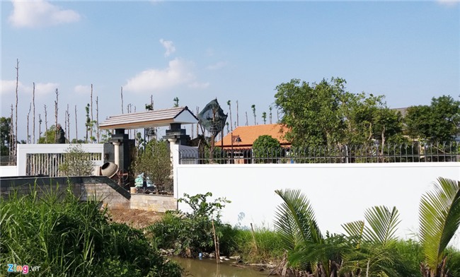 Ben trong khu biet thu rong 6.500 m2 xay trai phep cua TGD o Soc Trang hinh anh 1