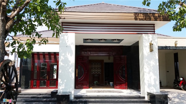 Ben trong khu biet thu rong 6.500 m2 xay trai phep cua TGD o Soc Trang hinh anh 2