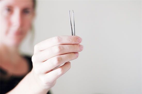 Giựt da móng tay, nhổ tóc bạc… đã đến lúc bạn phải ngưng ngay vì “sướng nhất thời nhưng hại cuộc đời” - Ảnh 1.