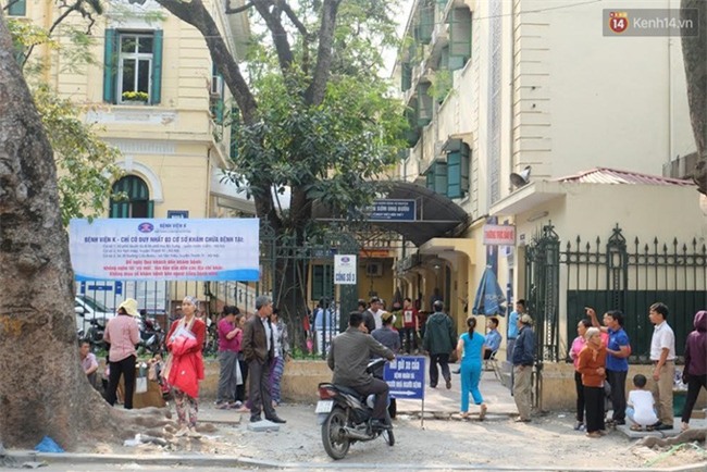 Theo chân “cò mồi” dẫn người bệnh từ cổng viện K sang phòng tư làm thủ tục để khám “siêu tốc” - Ảnh 1.