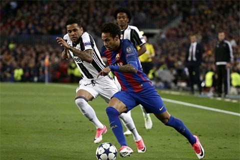 Neymar trong một nỗ lực đi bóng