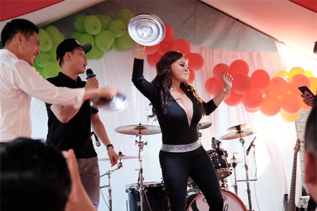 "nguoi yeu hoai linh" khien cac co dau showbiz viet phai "ne voi" hinh anh 4