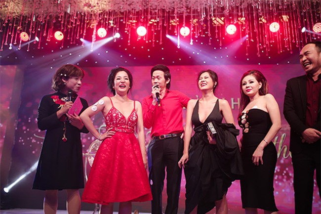 "nguoi yeu hoai linh" khien cac co dau showbiz viet phai "ne voi" hinh anh 8