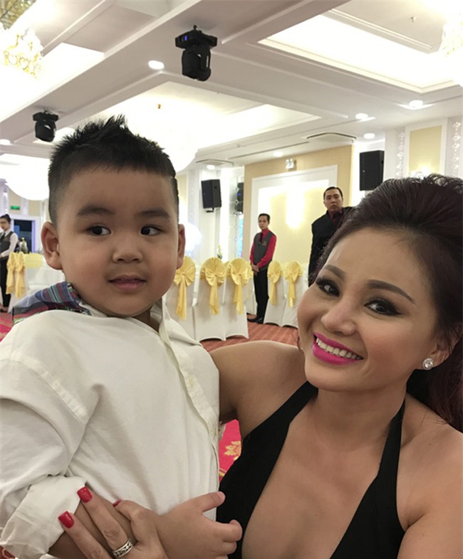 "nguoi yeu hoai linh" khien cac co dau showbiz viet phai "ne voi" hinh anh 19